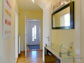Wohnungsflur mit Garderobe - 