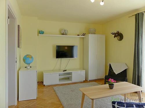 Wohnzimmer mit TV - 2 Zimmer Etagenwohnung zur Miete in Dresden