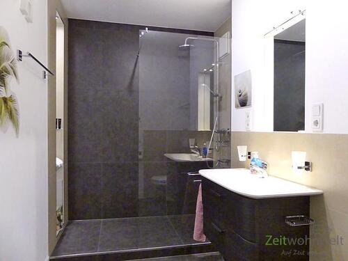 bodentiefe Glasdusche mit LED-Beleuchtung - 