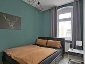 breites Bett im Schlafzimmer - 