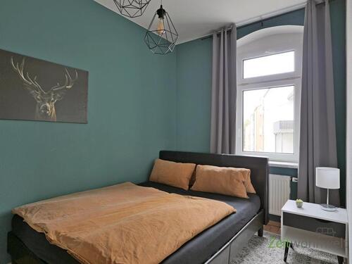 breites Bett im Schlafzimmer - 