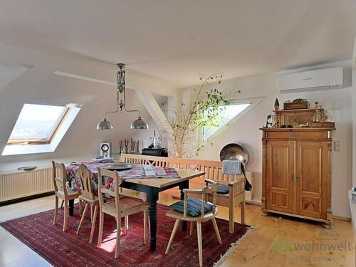 großer Esstisch im Wohnzimmer - 