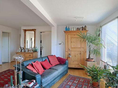 Sofa vor dem Balkon - 3 Zimmer Etagenwohnung in Jena