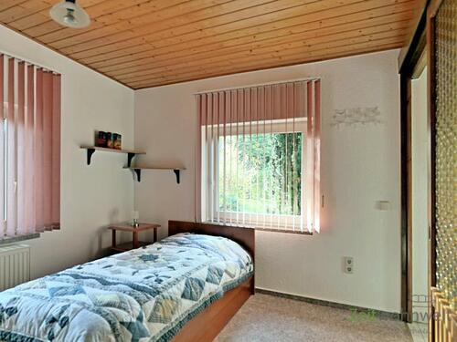 Blick ins Schafzimmer - 2 Zimmer Etagenwohnung in Bürgel