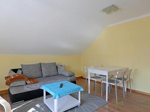 Sofa und Esstisch - 2 Zimmer Etagenwohnung in Dresden