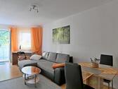 Couch und kleiner Esstisch - Etagenwohnung mit 33,00 m² in Dresden zur Miete