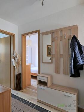 Wohnungsflur mit Garderobe - 