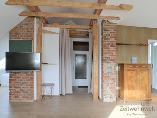 Blick zu TV und Eingang - 1 Zimmer Etagenwohnung zur Miete in Schauenburg