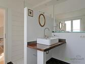 Waschtisch und bodentiefe Dusche - 