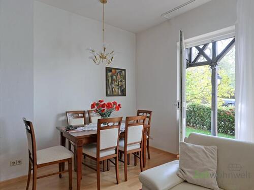 Esstisch vor dem Gartenausgang - 2 Zimmer Etagenwohnung in Jena
