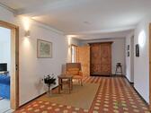 Wohnungsflur mit Kleiderschrank und Sitzecke - 