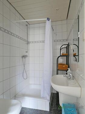 Blick ins Bad - 1 Zimmer Etagenwohnung in Kassel