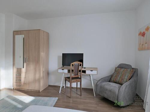 Kleiderschrank, Schreibtisch, TV - 1 Zimmer Etagenwohnung zur Miete in Kassel