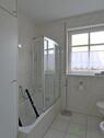 Bad-Einbauschrank und Wanne - 