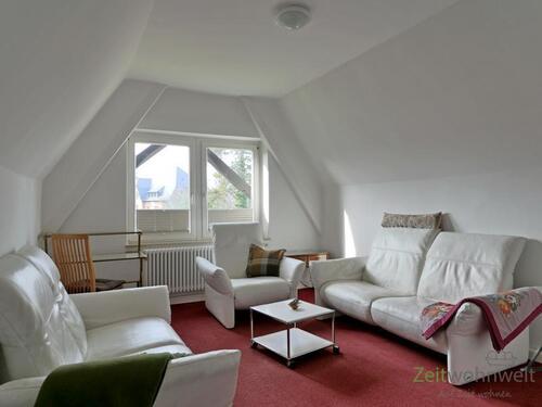 weiße Couch-Möbel - (EF0861_M) Dresden: Strehlen, neu möbliertes Dachgeschoss mit Kamin in denkmalgeschützter Stadtvilla mit Garten, WLAN