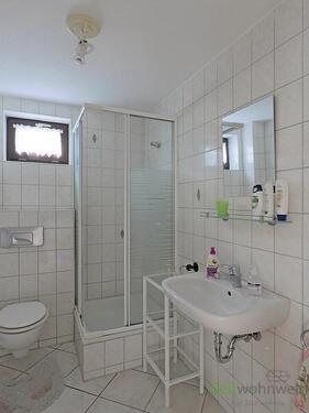 Bad mit Dusche - 