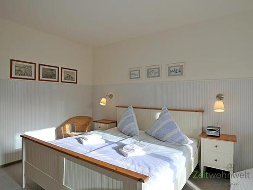 großes Bett - 1 Zimmer Etagenwohnung in Dresden