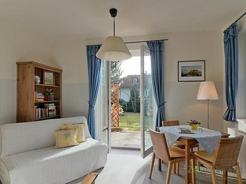 Wohnbereich mit Terrassenausgang - (EF0763_M) Dresden: HosterwitzPillnitz, ruhiges Apartment mit Gartenterrasse, WLAN, PKW-Stellplatz und Full-Service
