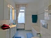 Bad mit Wanne - 