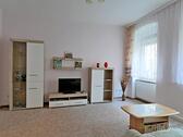 Blick zu Schrankwand und TV - (EF0765_M) Erfurt: Andreasvorstadt, preiswerte möblierte Citywohnung mit Wohnküche, WLAN und eigener Waschmaschine