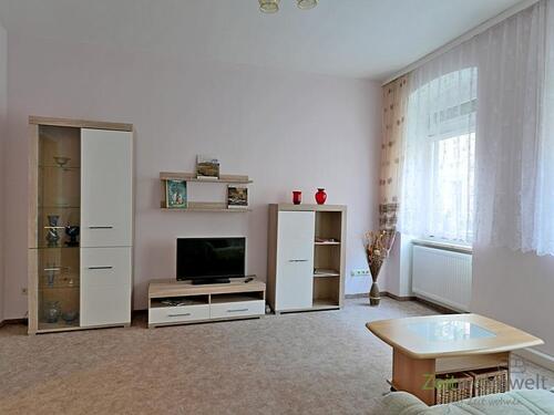 Blick zu Schrankwand und TV - (EF0765_M) Erfurt: Andreasvorstadt, preiswerte möblierte Citywohnung mit Wohnküche, WLAN und eigener Waschmaschine