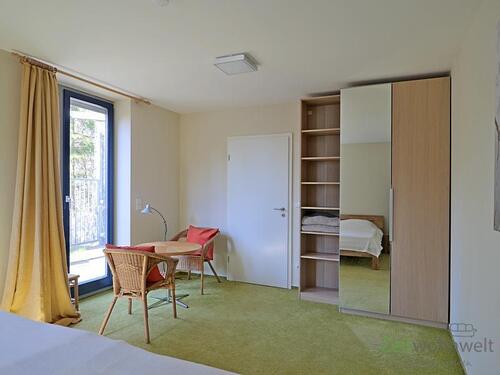 Kleiderschrank und Terrassenmöbel - 