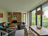 Sitzecke und Schrankwand - 2 Zimmer Etagenwohnung in Dresden