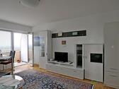 weiße Schrankwand und TV - 1 Zimmer Etagenwohnung zur Miete in Kassel