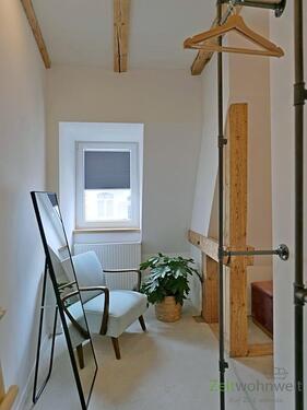 Blick aus dem begehbaren Kleiderschrank - 