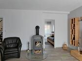 Blick zum Kamin und kleinem Schlafzimmer - 