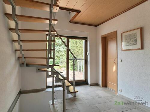 Blick zu Terrassenausgang und kleinem Bad - 
