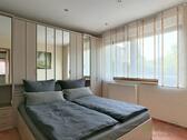 Doppelbett im kleinen Schlafzimmer - 