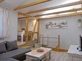 Treppenaufgang und Sitzecke im Wohnzimmer - (EF0446_M) Erfurt: Gispersleben, neu möblierte Wohnung über 2 Etagen, ruhige Lage, Dachbalkon, 2x BadWC, WLAN inklusive