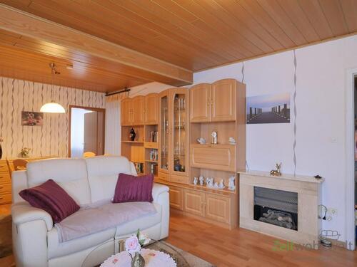 Blick zur Schrankwand - 2 Zimmer Etagenwohnung zur Miete in Bad Emstal