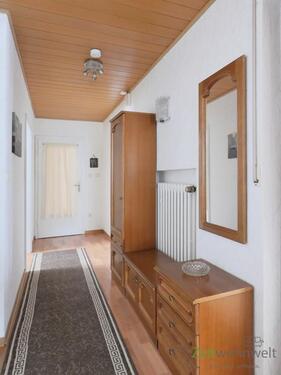 Wohnungsflur mit Garderobe - 