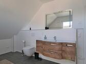 WC und großer Waschtisch - 
