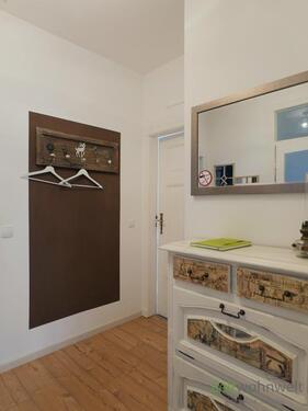 Wohnungsflur mit Garderobe - 