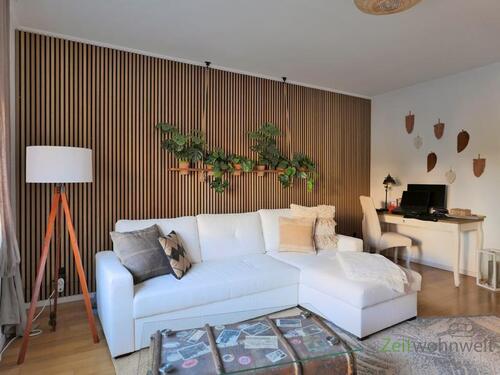 Sofa und Schreibtisch im Wohnzimmer - 2 Zimmer Etagenwohnung in Biederitz