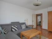 Blick zu Sofa und Tür - 2 Zimmer Etagenwohnung zur Miete in Dresden
