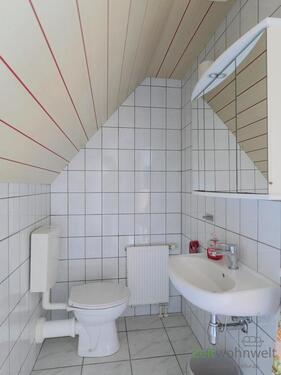 Waschbecken und WC - 