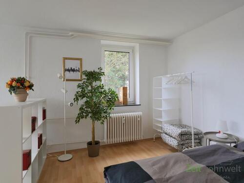 Schlafbereich - (EF1217_M) Kassel-Stadt: Kirchditmold, möbliertes Single-Apartment mit breitem, Bett, Waschmaschine und Balkon
