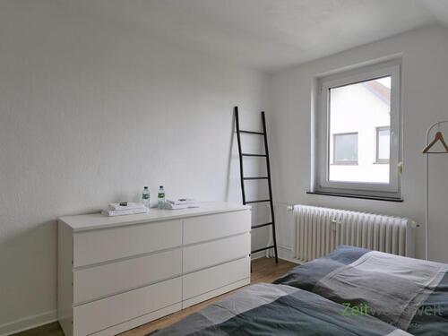Komode und Kleider-Leiter - 