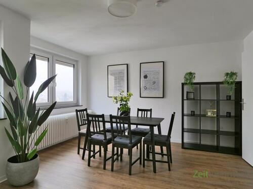 Esstisch im Wohnzimmer - (EF1219_M) Kassel-Stadt: Kirchditmold, moderne möblierte Dachgeschosswohnung in einer ruhigen Wohnsiedlung
