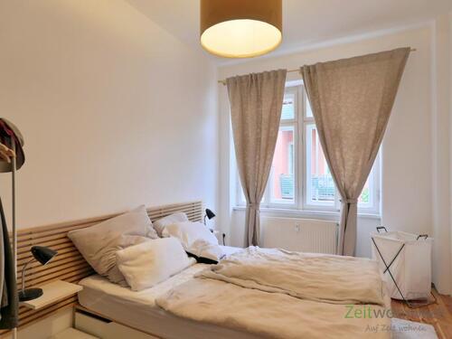 Doppelbett im Schlafzimmer - 