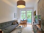 Blick ins Wohnzimmer - (EF1400_M) Dresden: Innere Neustadt, möblierte 2-Zimmer-Wohnung mit Balkon im ruhigen Hinterhaus