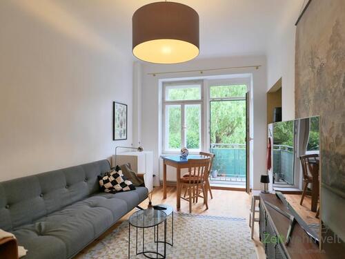Blick ins Wohnzimmer - (EF1400_M) Dresden: Innere Neustadt, möblierte 2-Zimmer-Wohnung mit Balkon im ruhigen Hinterhaus