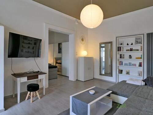 Wand-TV, Schreibtisch, Spiegel - (EF1061_M) Kassel-Stadt: Unterneustadt, neu möbliertes Apartment in der verkehrsberuhigten Innenstadt