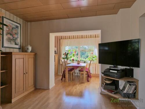 Blick zu Esstisch und TV - 