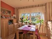 Esstisch im Wohnzimmer - (EF1203_M) Zwickau: Bernsdorf, sehr schön möblierte Wohnung mit sonniger Terrasse, Grundreinigung inklusive
