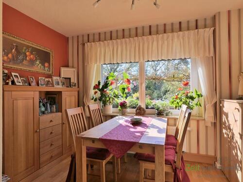 Esstisch im Wohnzimmer - (EF1203_M) Zwickau: Bernsdorf, sehr schön möblierte Wohnung mit sonniger Terrasse, Grundreinigung inklusive